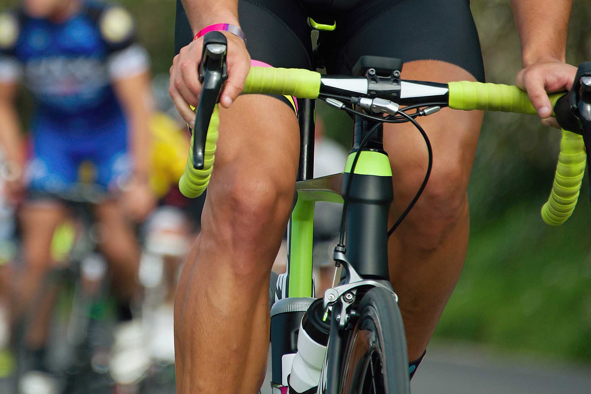 Rohrhof-Apotheke | Sportunterstützende Nährstoffe Es ist ein Bildauschnitt von einem Mann auf einem Rennrad, gefolgt von anderen Rennradfahrern.